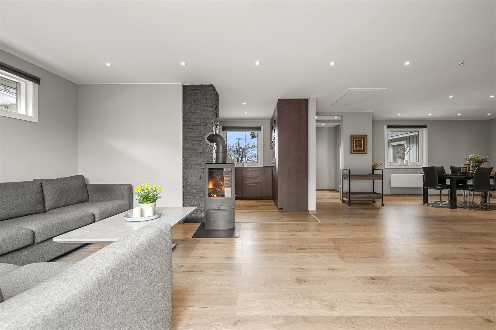 Moderne overflater med lyse vegger og pent gulv gir et stilrent uttrykk. Galleribilde