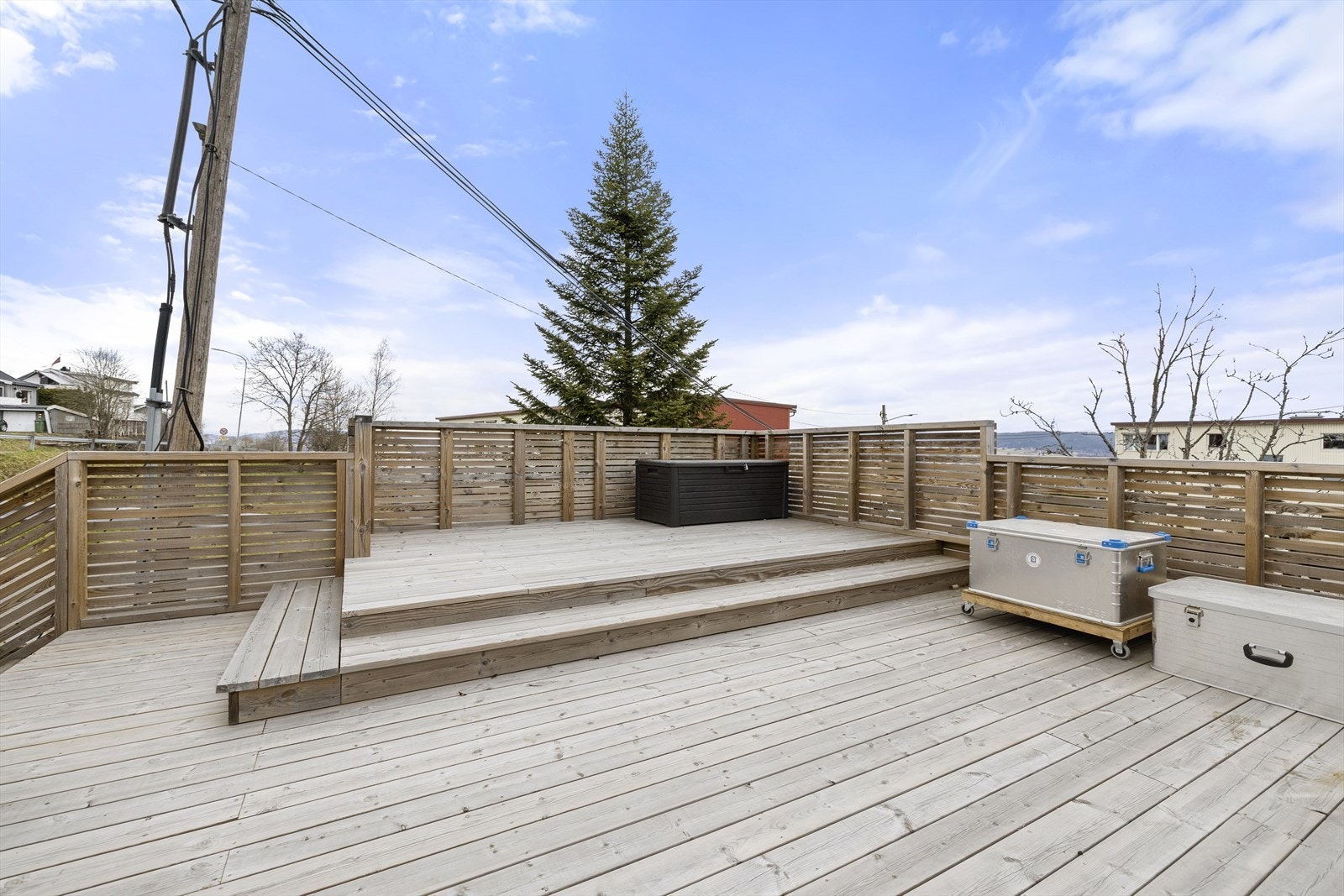 Over garasjen er det etablert en romslig takterrasse med god plass til utemøbler. Galleribilde