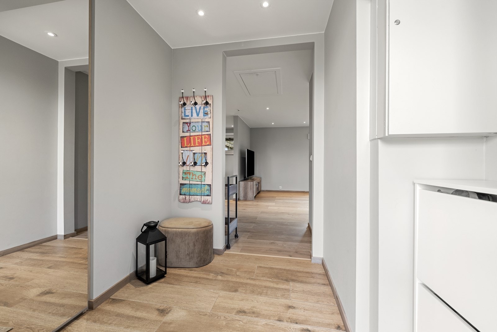 Lys og innbydende entré med god plass til oppbevaring. Galleribilde