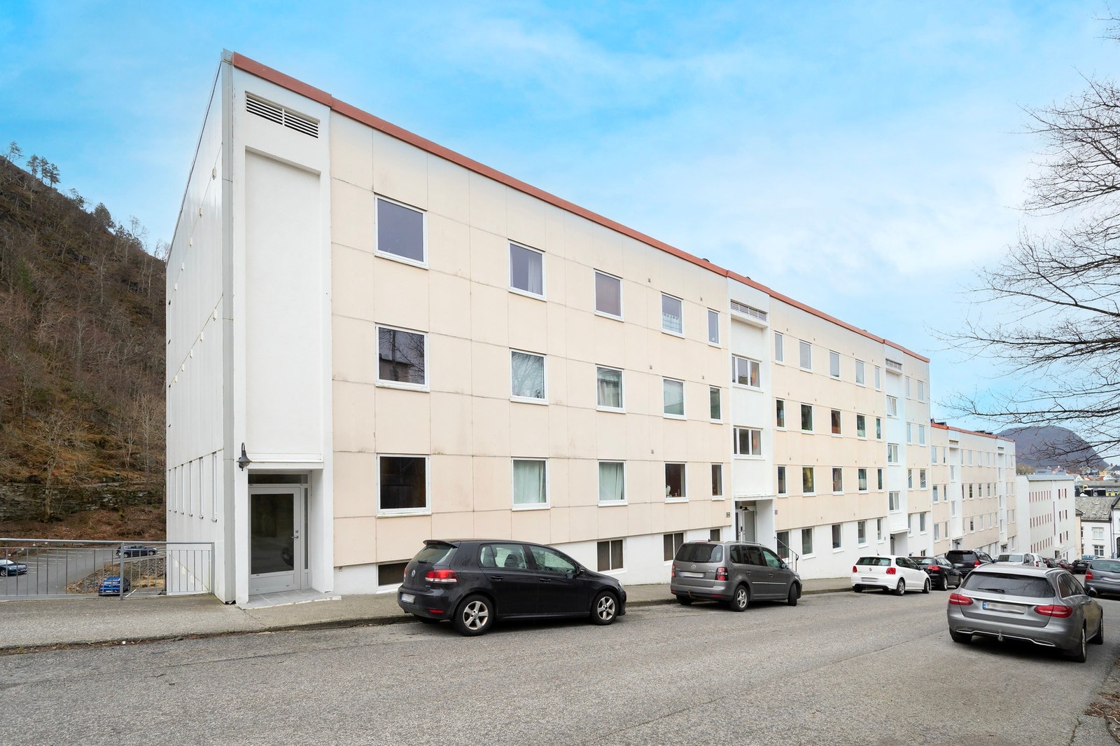 Trappeoppgangen har tilkomst både fra kjeller i Skaregata eller her i O.A. Devolds gate. Velkommen til visning! Galleribilde
