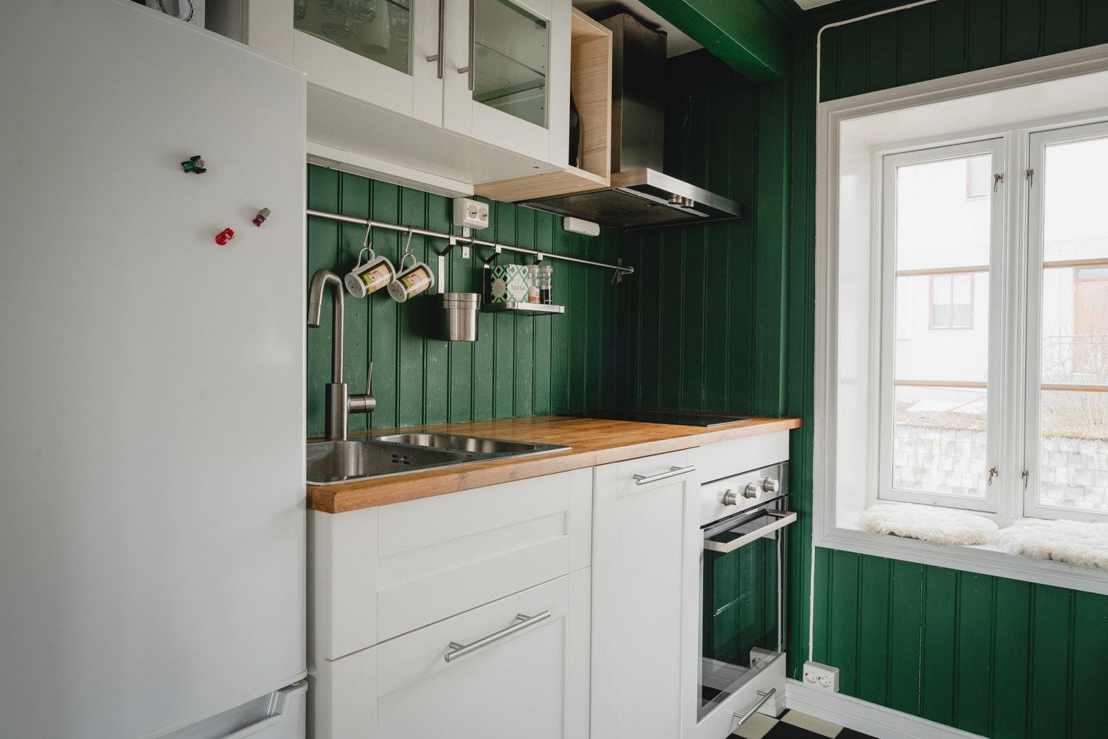 Flere smarte løsninger med god skap- og benkeplass.