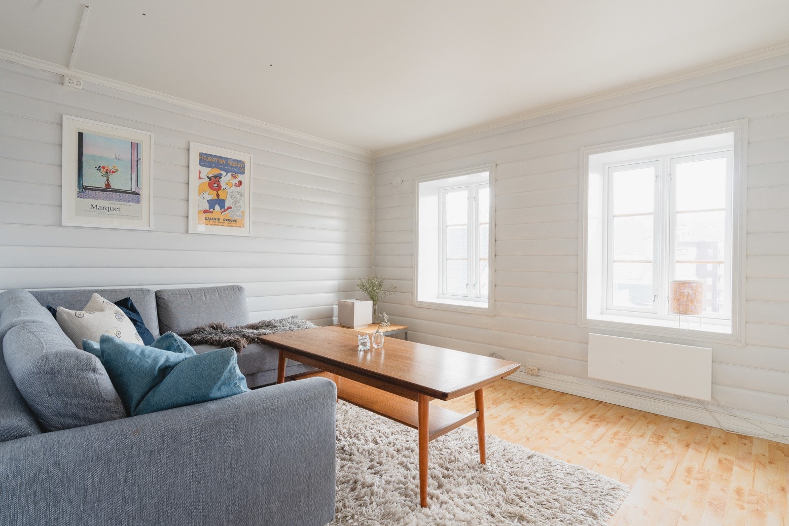 Fra stuen har du utsikt ned mot sentrum og til fjelltoppene på fastlandet.