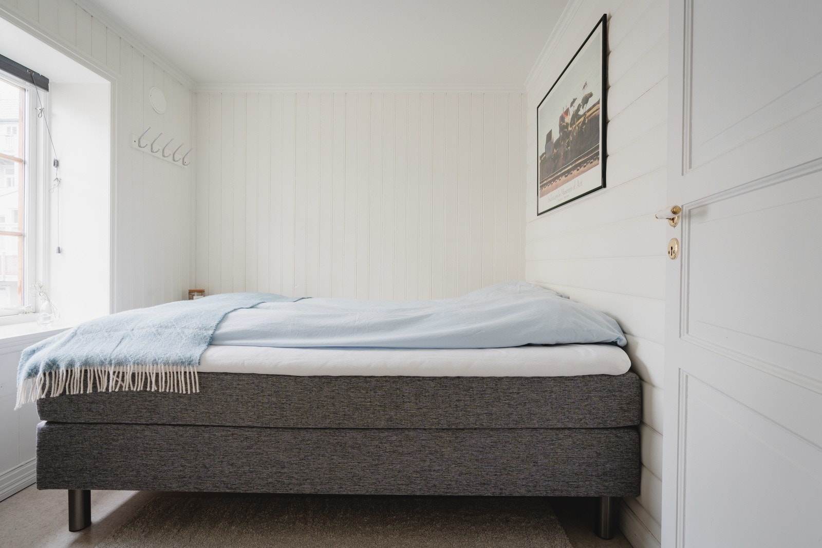 Soverom inn mot bakgård.