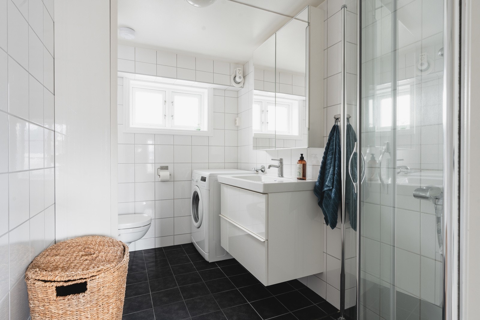 Flislagt bad med dusjhjørne.