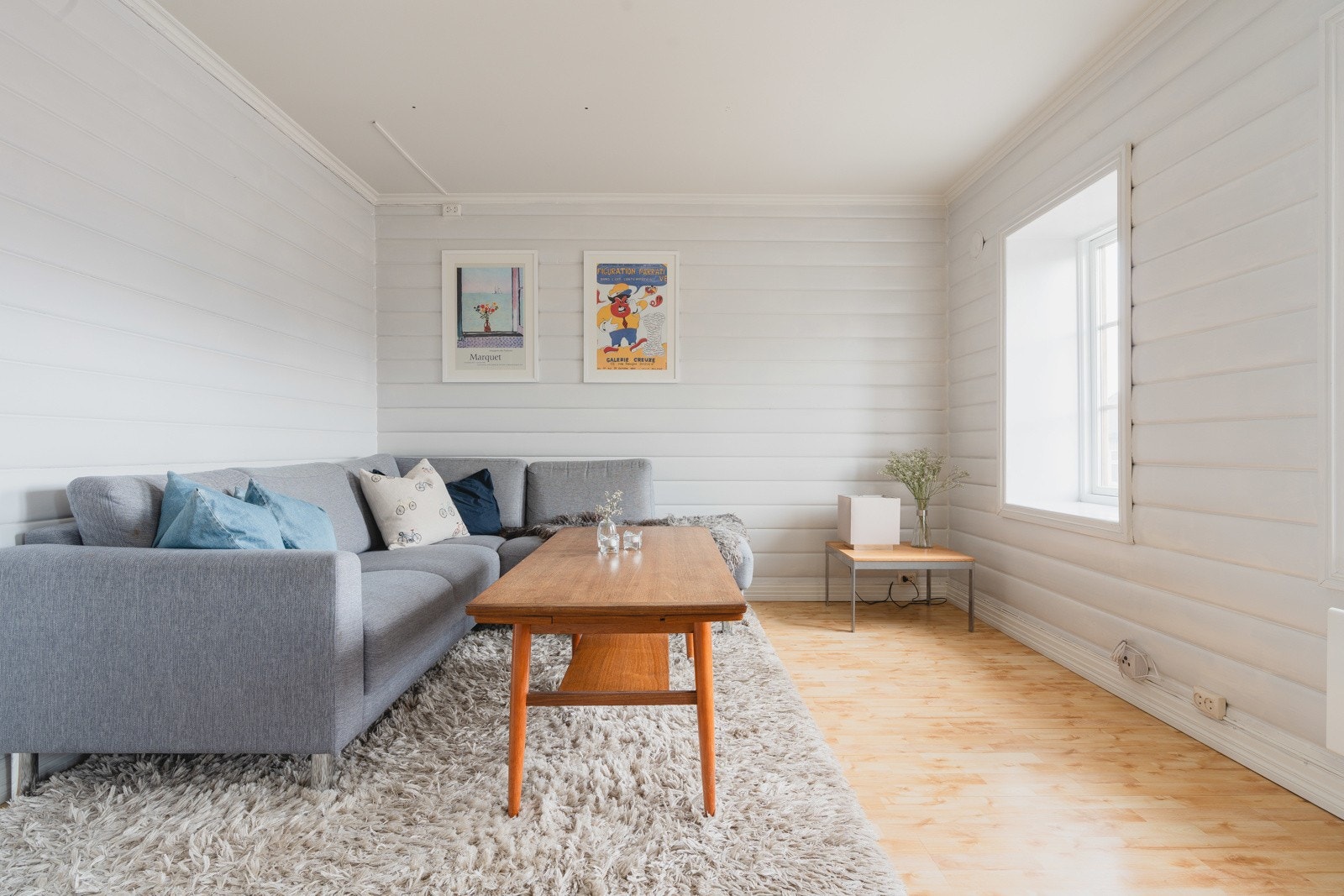 Lys og romslig stue skaper flere møbleringsmuligheter og en fin sosial sone.