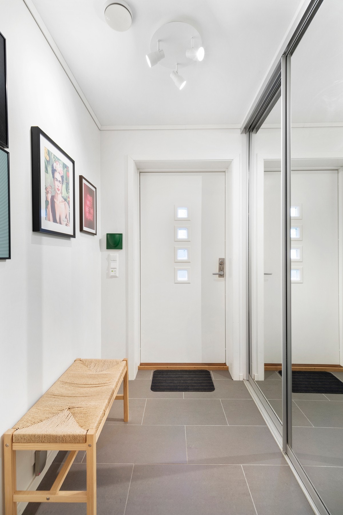 Vindfanget har flislagt gulv med tilhørende varmekabler og skyvedørsgarderobe med speilfronter. Galleribilde