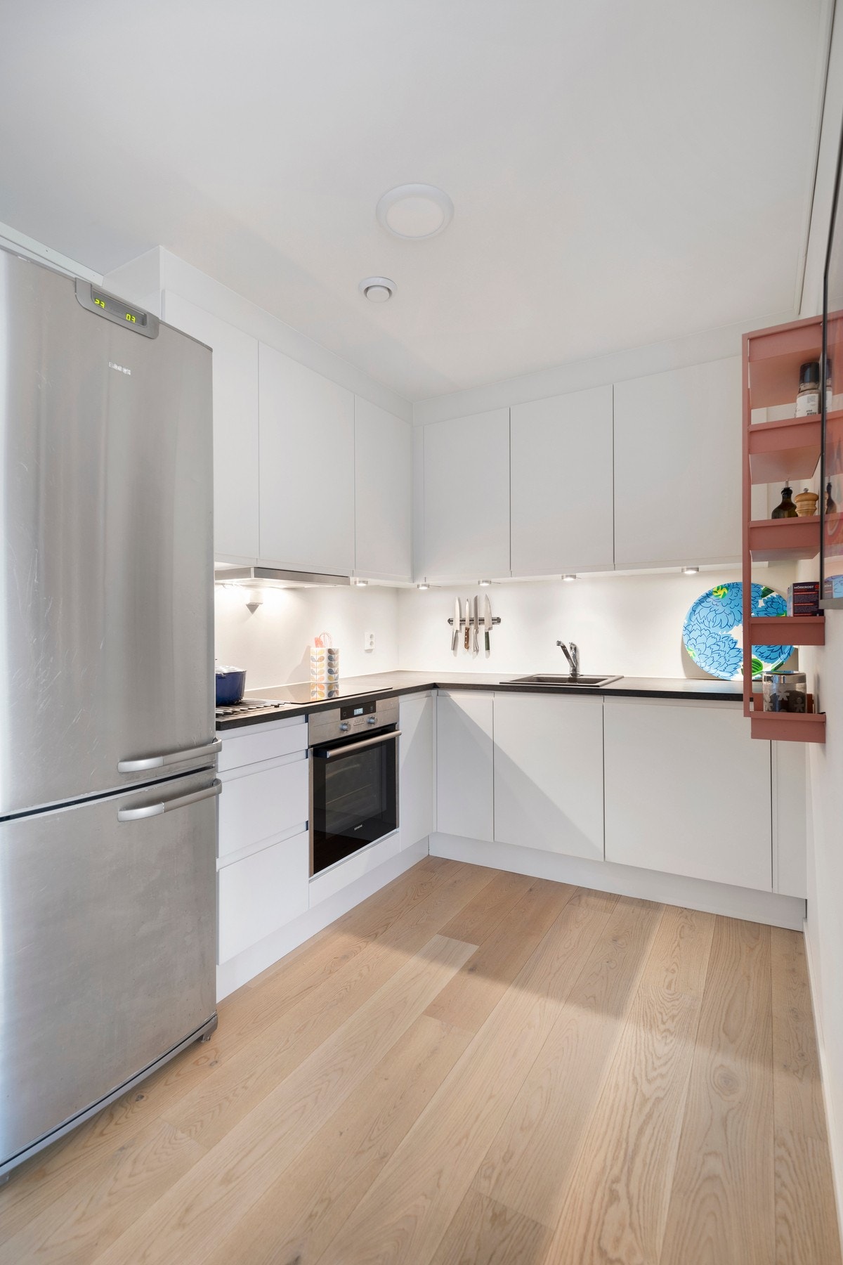 Innredningen er utstyrt med laminat benkeplate, ventilator, vannstoppsystem, samt integrerte hvitevarer; stekeovn, platetopp og oppvaskmaskin. Galleribilde