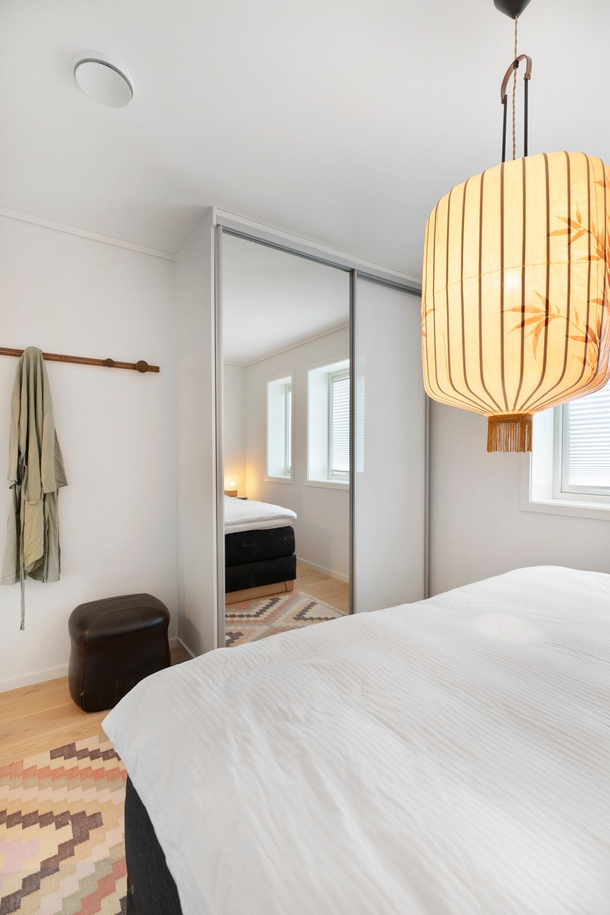 Hovedsoverommet har medfølgende skyvedørsgarderobe med speilfronter. Galleribilde