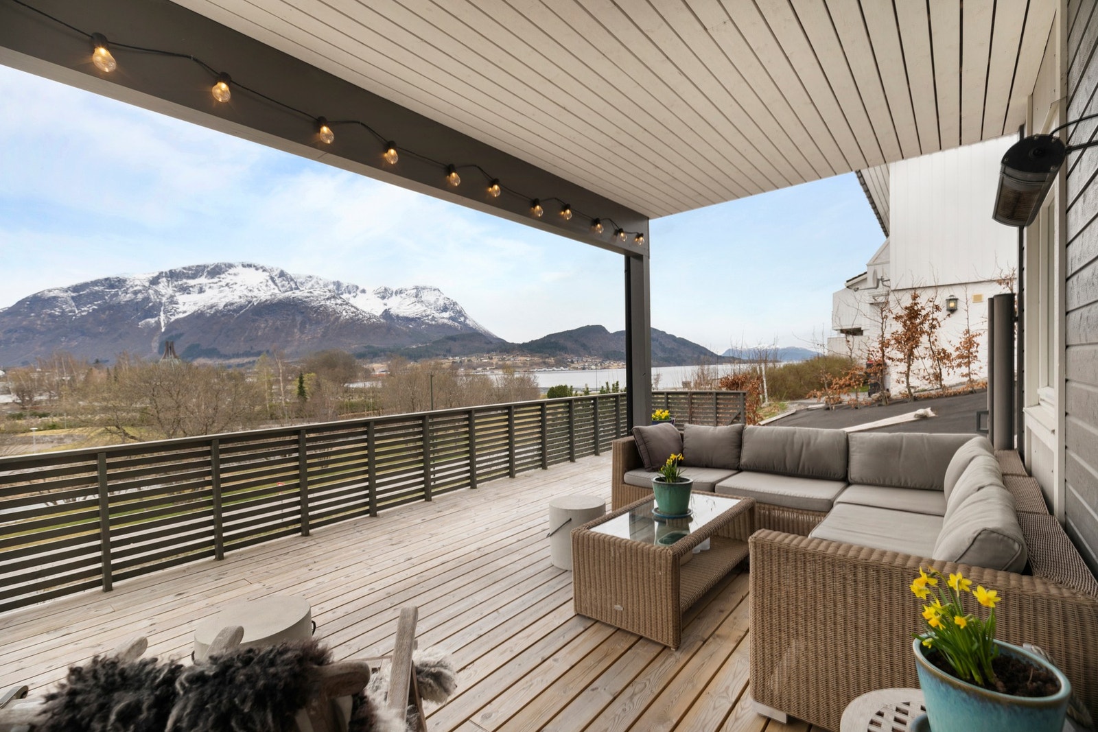 Fra stue er det utgang til stor terrasse. Galleribilde