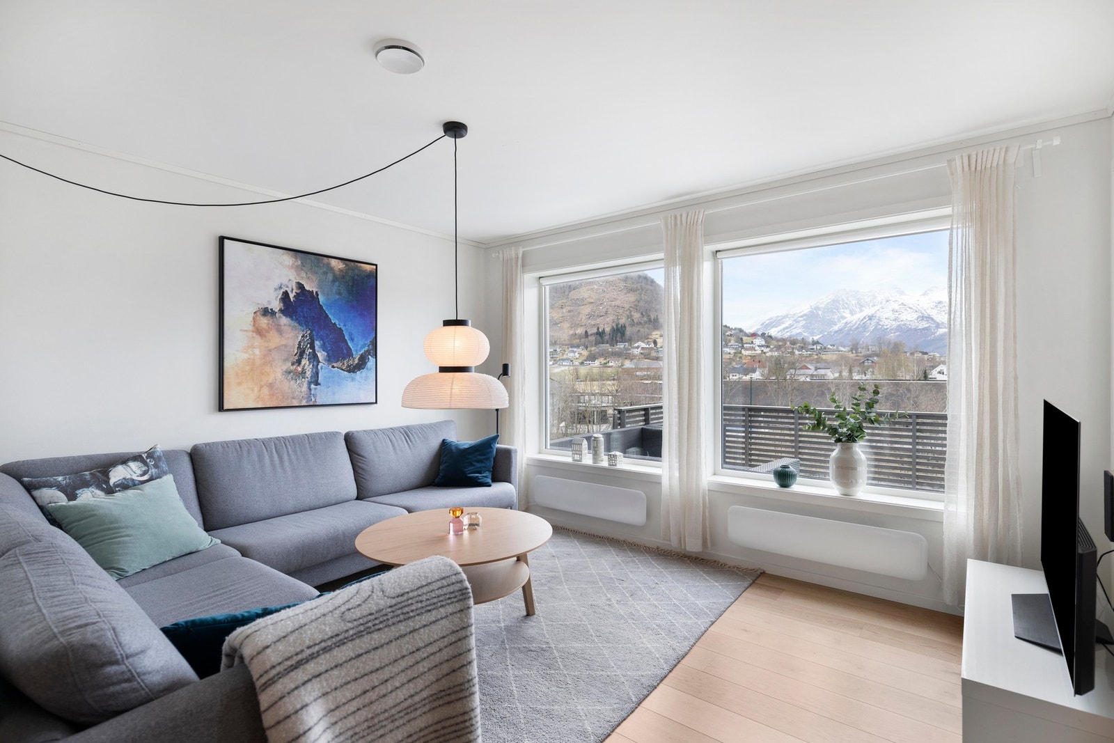 Utsikten kan nytes fra sofakroken. Galleribilde