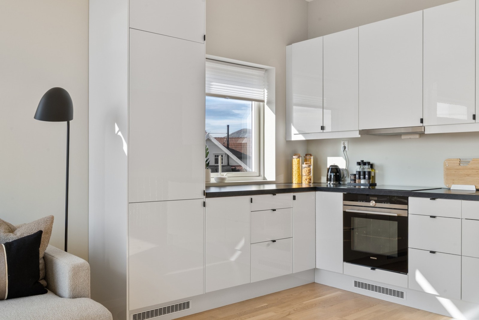 Her er det rikelig med både skap- og benkeplass, noe som gir optimale arbeidsforhold for den matglade. Galleribilde