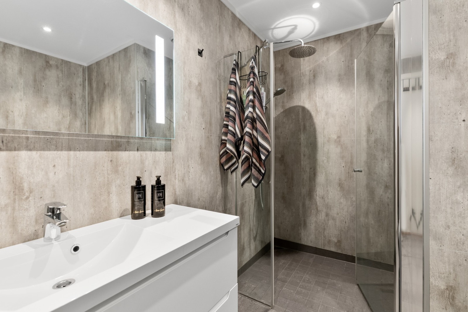 Badet har moderne en stil og har i likhet med resten av boligen vannbåren gulvvarme for optimal komfort. Galleribilde