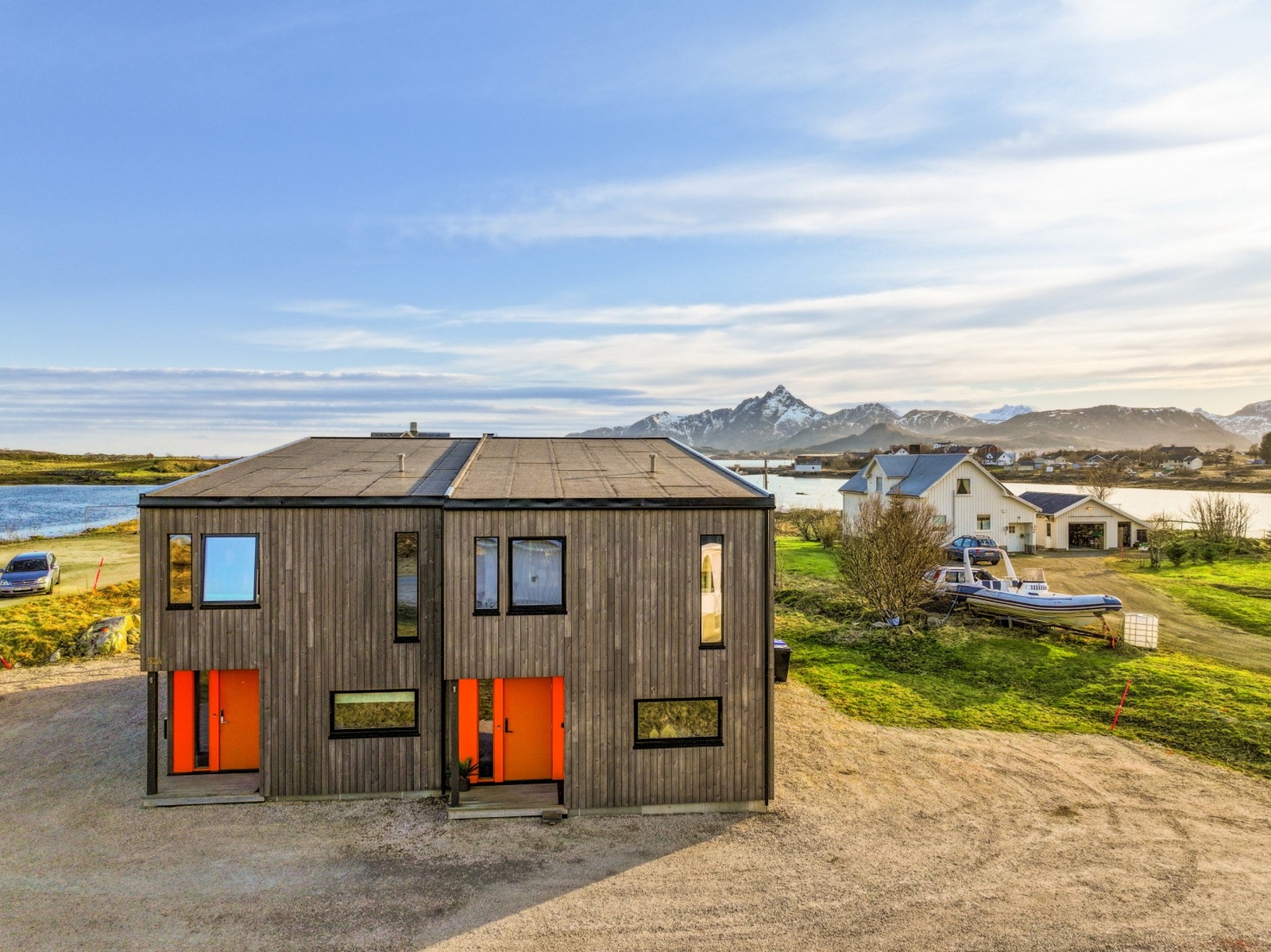 Dette er en bolig med en gjennomtenkt og familievennlig planløsning fordelt over to etasjer. Galleribilde