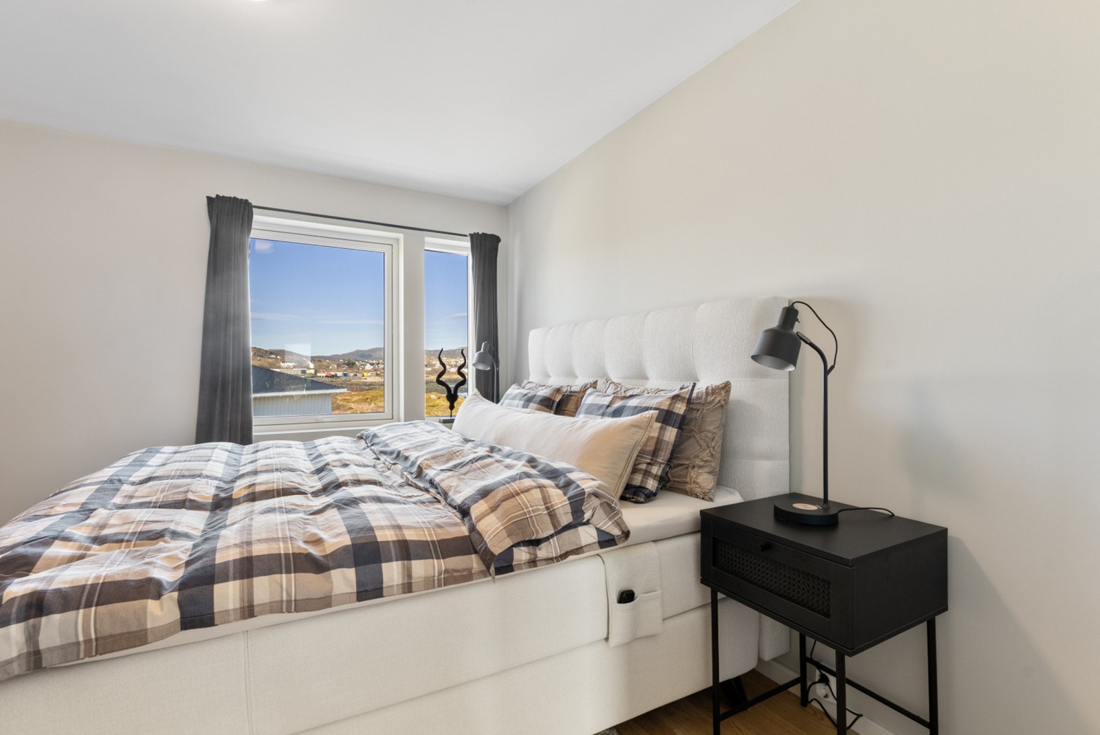 Hovedsoverom, plass til dobbelseng med nattbord på begge sider. Galleribilde