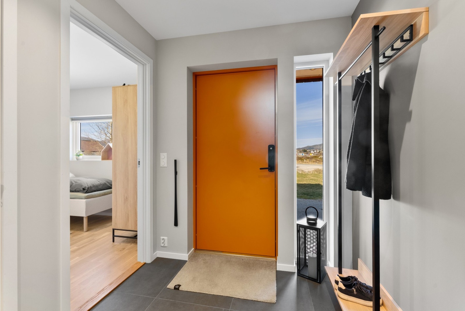 Du møtes av en innbydende entré som har god plass til garderobeløsninger for yttertøy og sko. Galleribilde