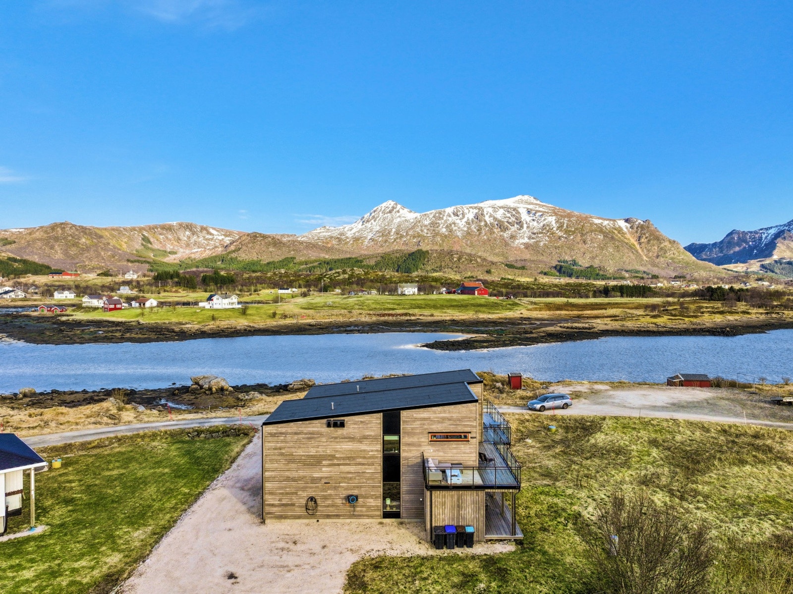 Det finnes også flere barnehager i nærområdet, som Sjøkanten, Marihøna og Bjørnhaugen barnehage. Galleribilde