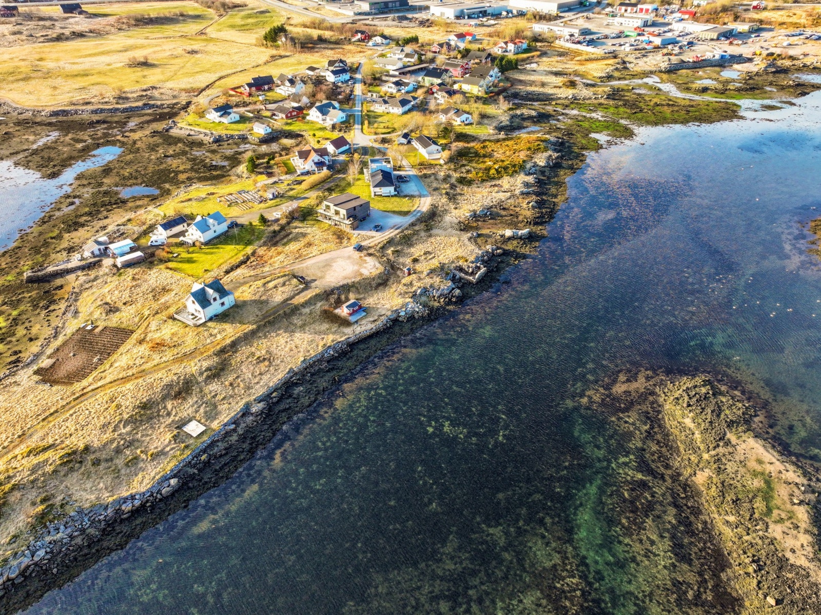Nærheten til skog og mark gir flotte turmuligheter året rundt, enten man foretrekker en rolig spasertur eller en mer krevende fjelltur i den spektakulære Lofot-naturen. Galleribilde