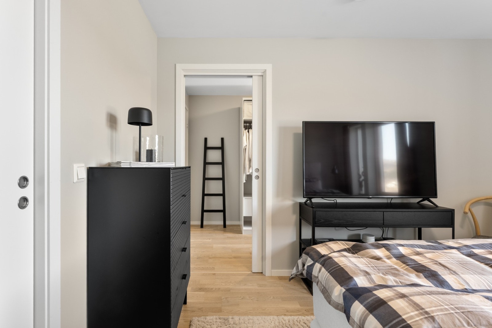 Soverommet er tilknyttet et romslig walk-in closet Galleribilde
