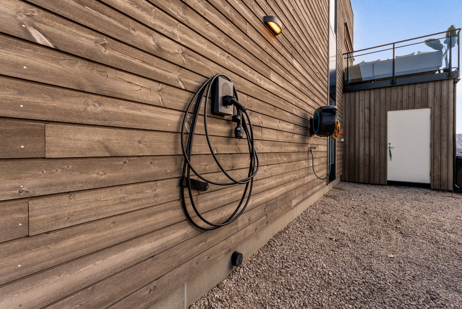 Parkering rett utenfor med elbil lader. Galleribilde