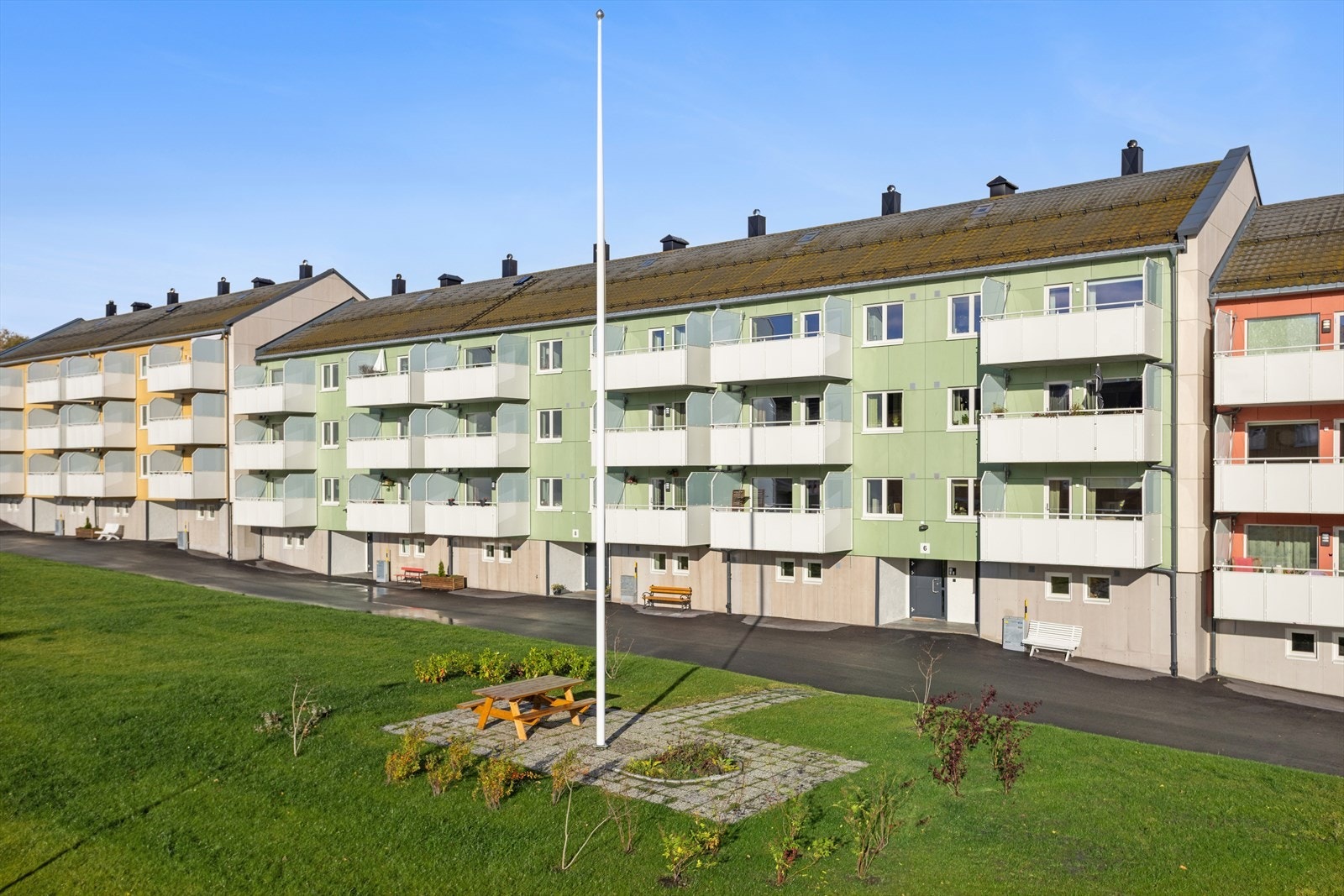 Borettslaget har nylig fullført store rehabiliteringer med bla. nye inngangsdører, ståldører og leilighetsdører, samt Nytt låssystem. Galleribilde