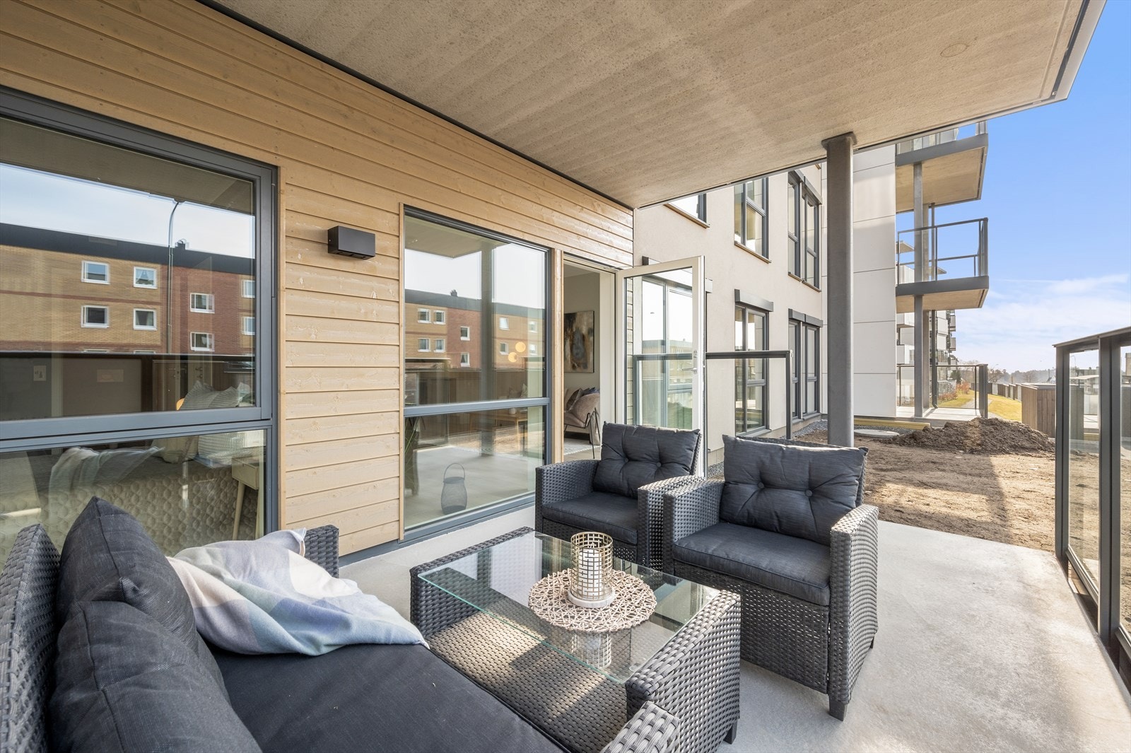 Romslig terrasse med adkomst til egen hage Galleribilde