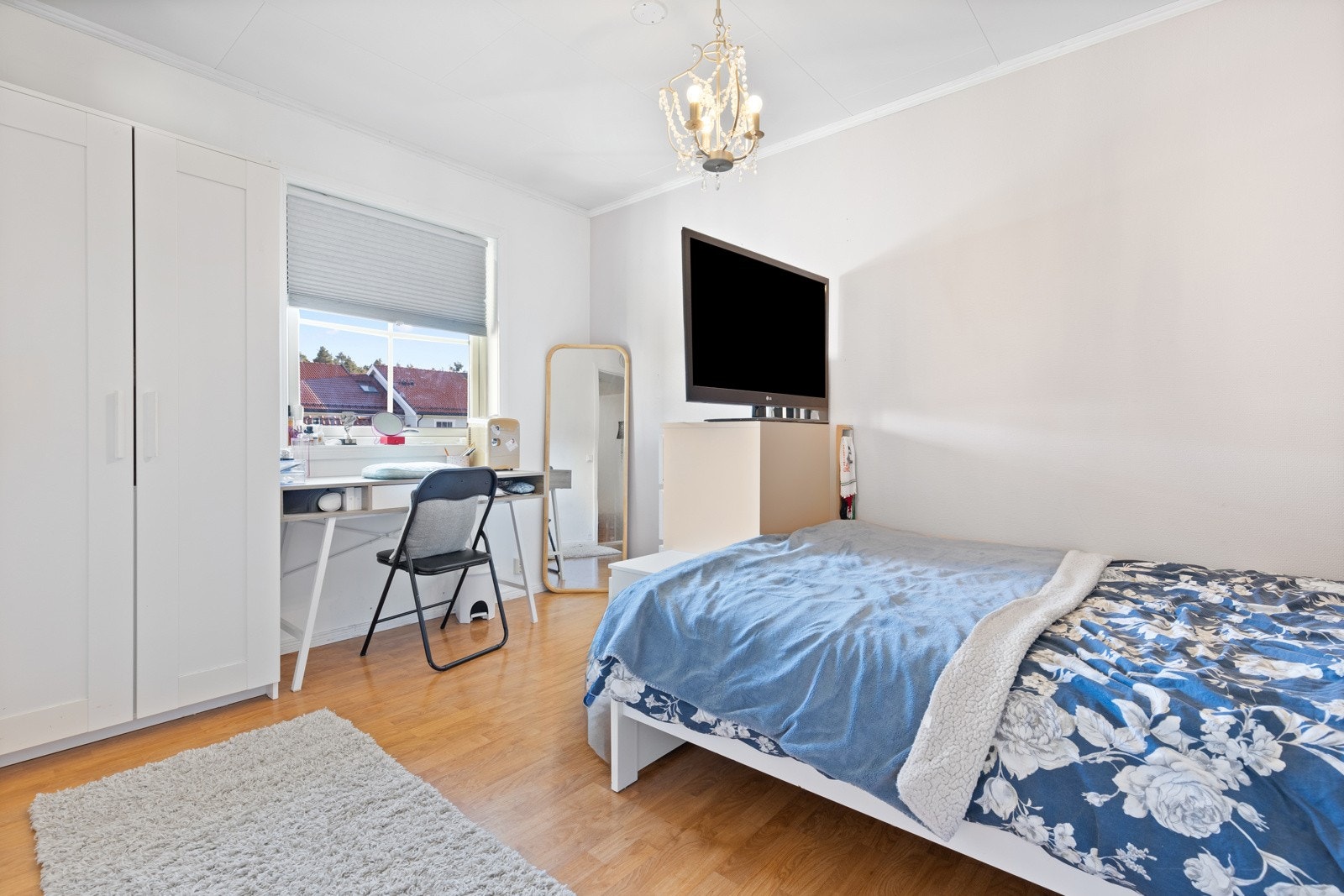 Leiligheten er godkjent med 3 stk. soverom. Hovedsoverommet fremstår som tiltalende med lysmalte veggflater, belegg på gulv og et stort vindu som slipper inn rikelig med lys. Foran vinduet er det montert solskjerming. Galleribilde
