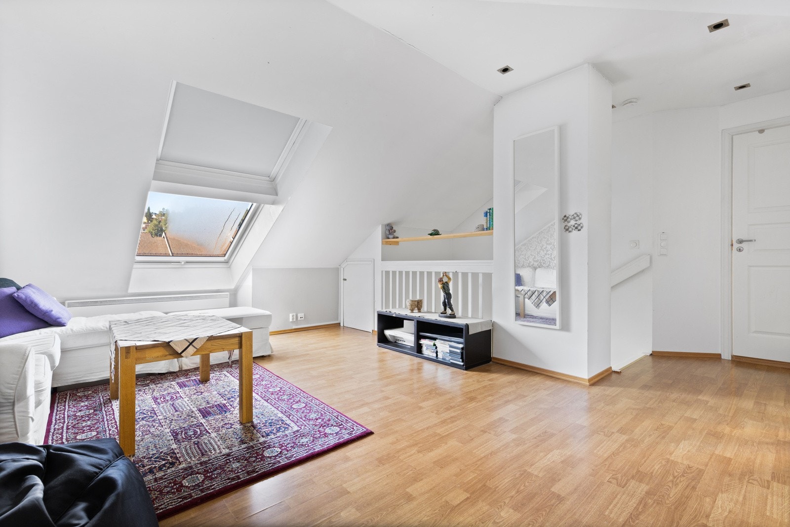 Rommet har malte slette overflater, samt en kontrastvegg med tapet og belegg på gulv. Himlingen er lyssatt med downlights. Det er montert spesialtilpasset solskjerming til skylight vinduet. Galleribilde