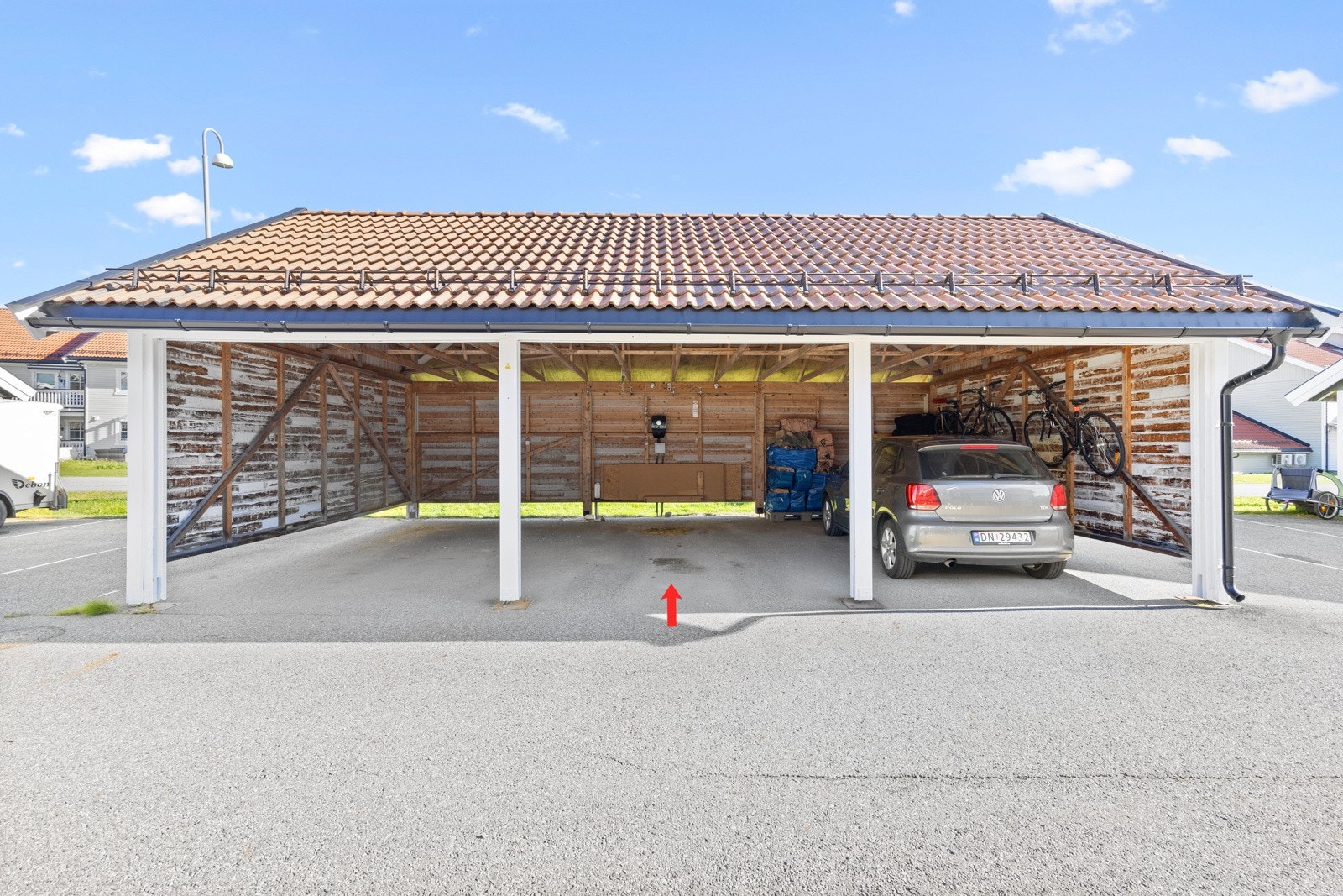 Leiligheten disponerer en fast biloppstillingsplass i felles carportanlegg på sameiets fellesareal. Ladeboks for elbil er montert på plassen. Forbruk blir fakturert etter hvert kvartal i henhold til gjeldende strømpris. Galleribilde