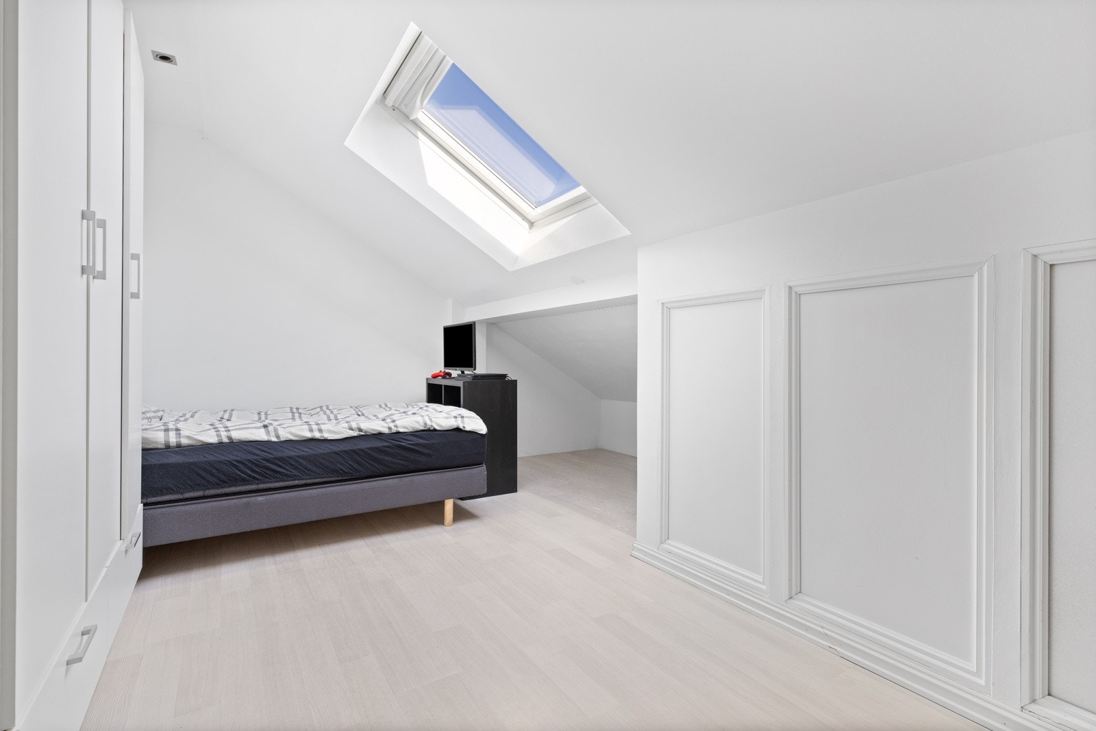 Soverom 3 i loftsetasjen fremstår som meget innbydende med malte slette veggflater, sjarmerende skråtak, skylight vindu og laminat på gulv. Galleribilde