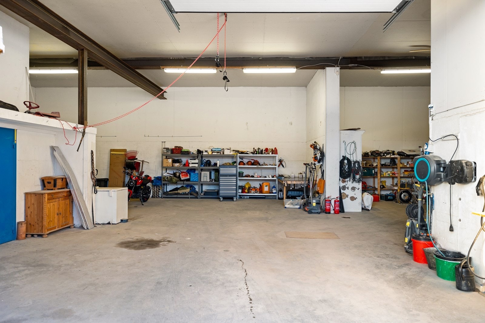 Stor garasje med god plass for lagring og mekking. Galleribilde