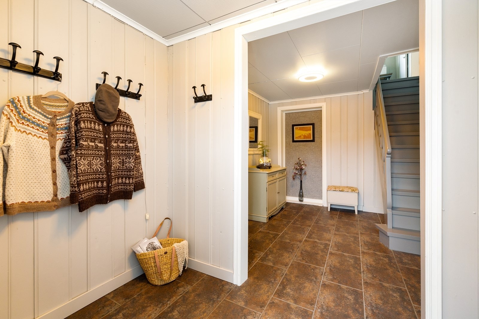 Her har man god plass til å henge fra seg yttertøyet. Galleribilde