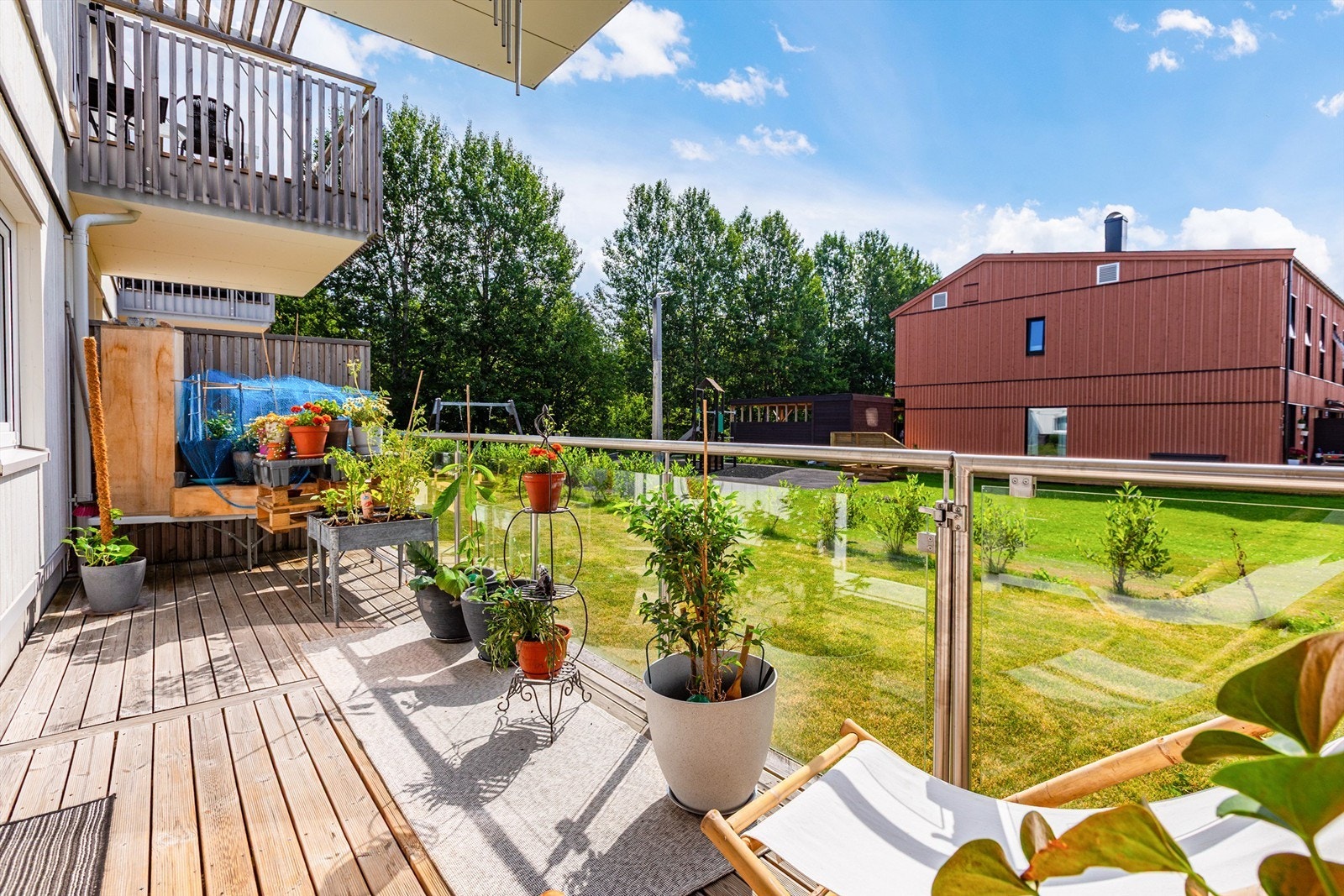 Fin felles tomt med opparbeidet plen og beplanting. Galleribilde