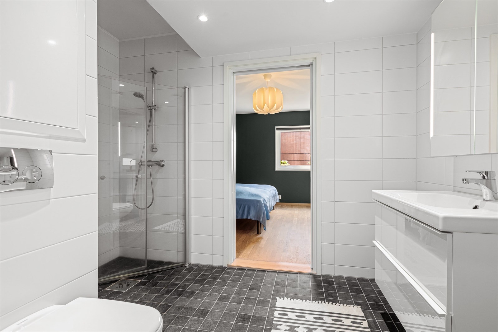 Badet har flislagte vegger og gulv med varmekabler Galleribilde