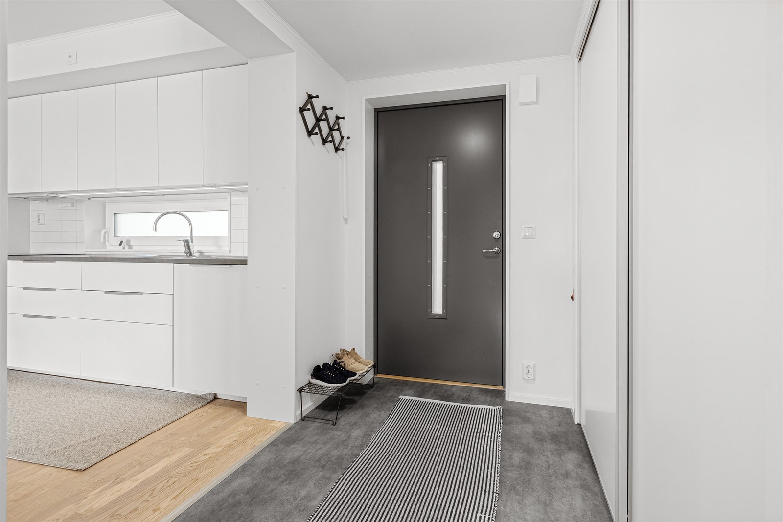 Velkommen inn. I entreen har garderobeskap Galleribilde