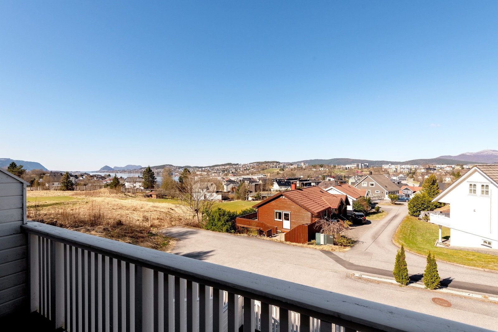 Flott utsikt mot nordvest fra verandaen - levegg mot nabo Galleribilde