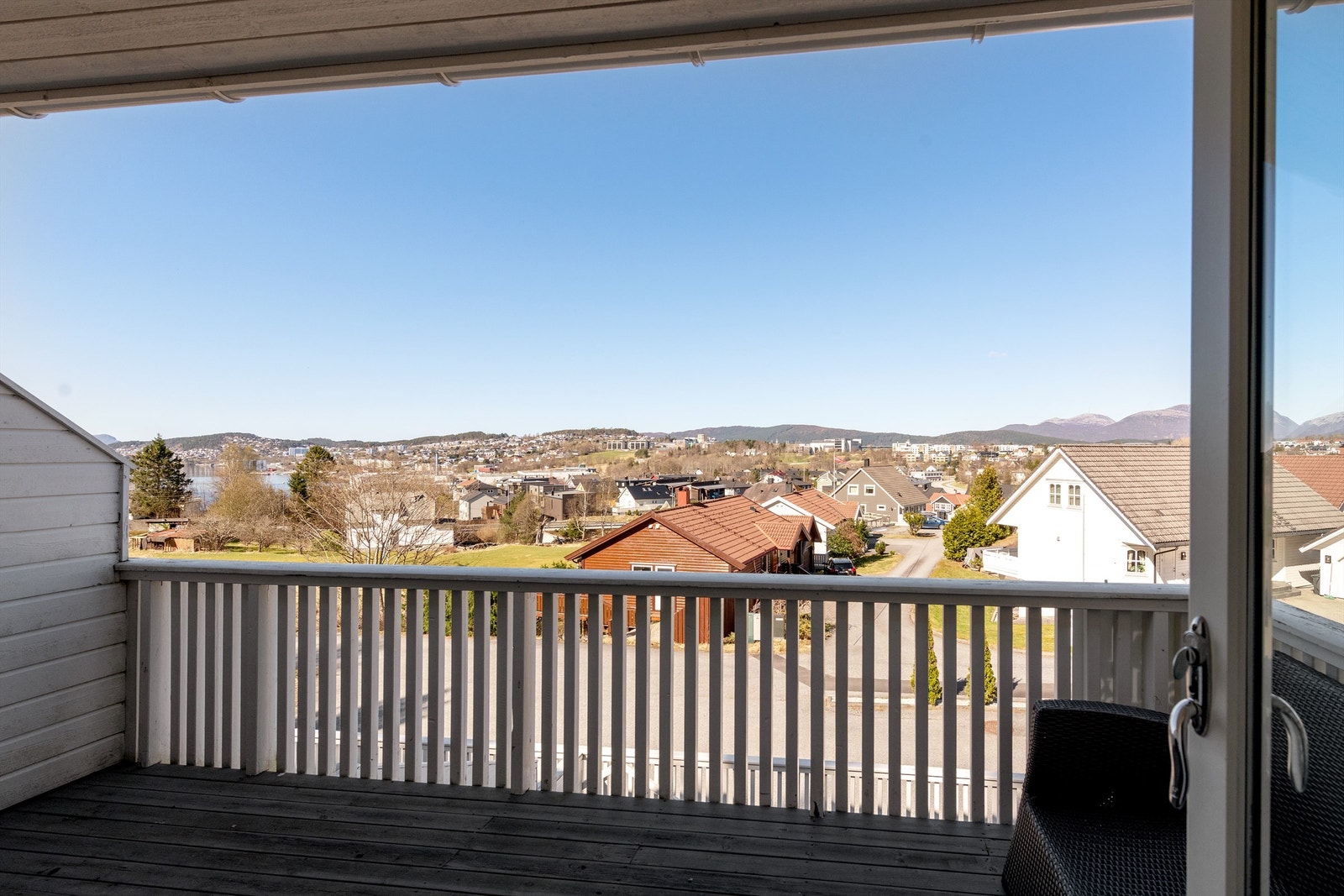 Dels overbygd veranda med utgang fra stue/kjøkken. Flott utsikt herfra Galleribilde
