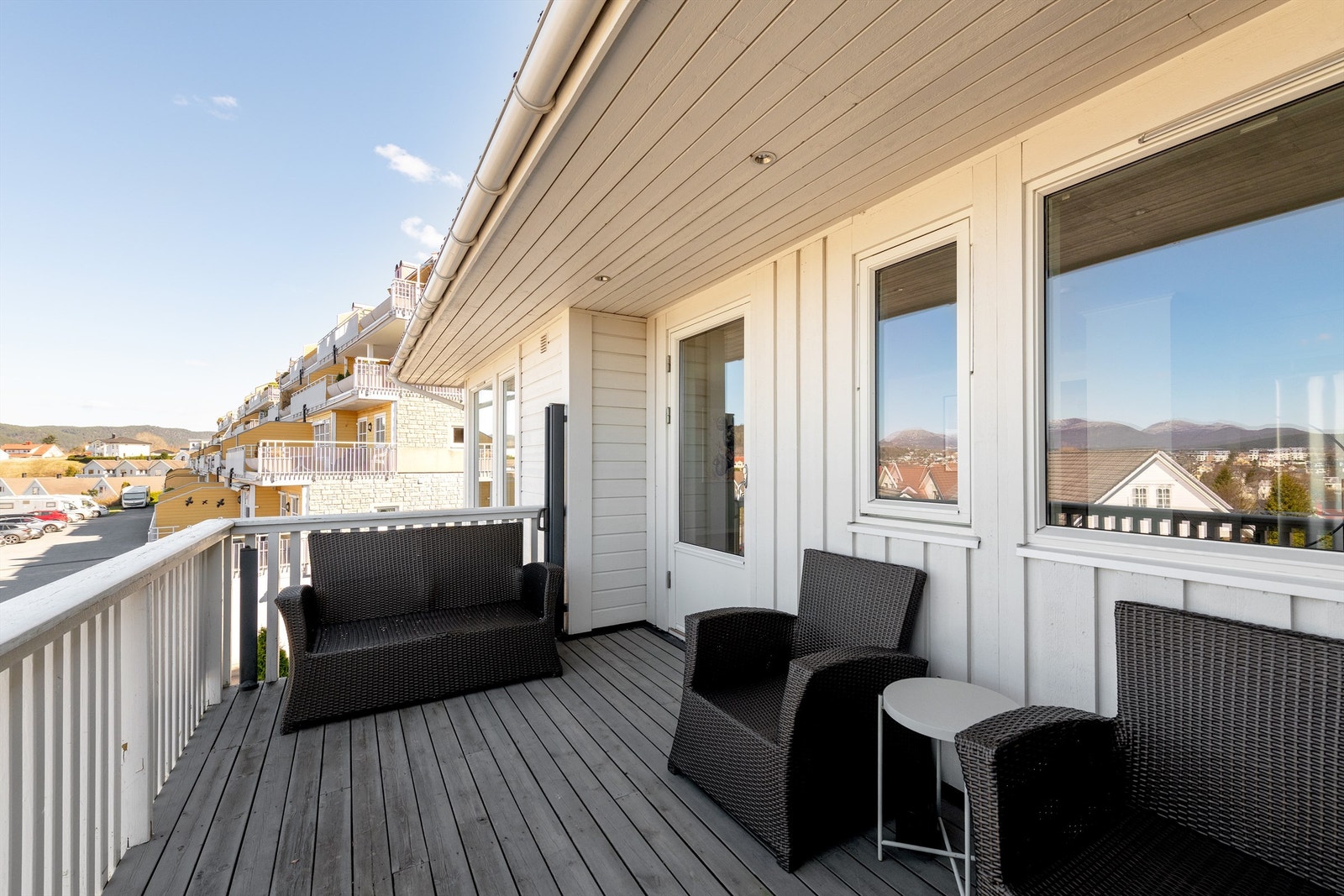 Veranda med god plass til sittegruppe og utemøbler Galleribilde