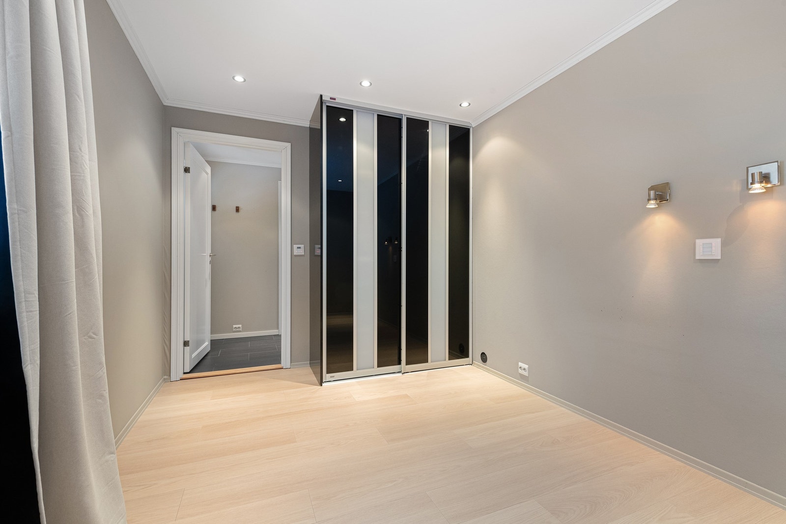 Skyvedørsgarderobe på hovedsoverom Galleribilde