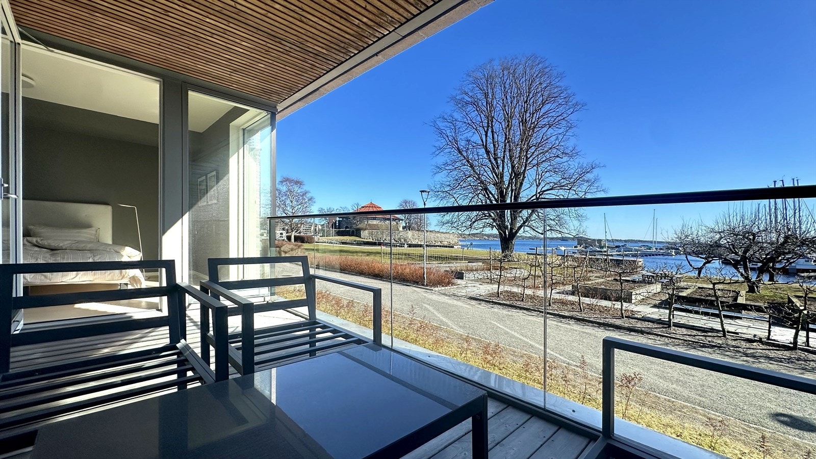 Flott utsyn mot urtehage og sjøen Galleribilde