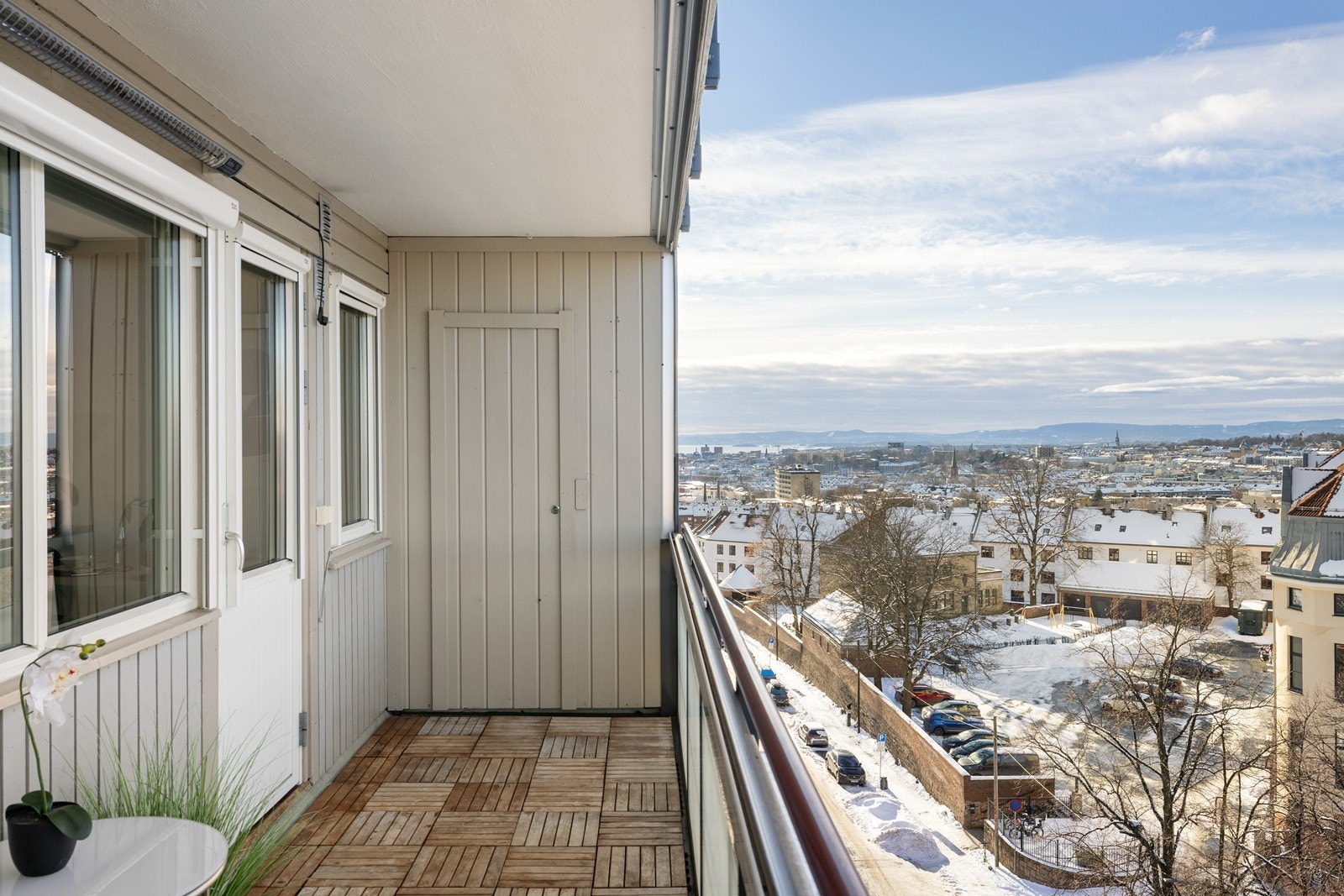 Balkong på hele 9 kvm med fjordutsikt og flott utsyn mot de grønne åsene i Nordmarka. Galleribilde