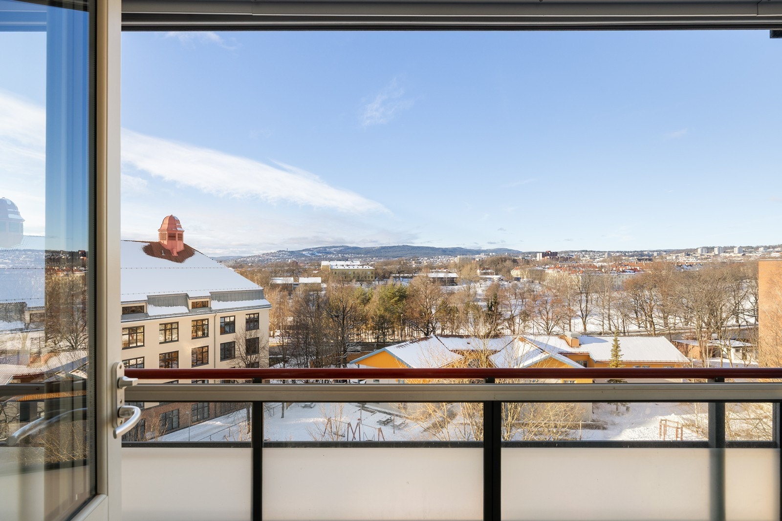 Her får du en romslig vestvendt balkong med gode solforhold fra ettermiddagen og langt ut på kvelden på sommerstid. Galleribilde