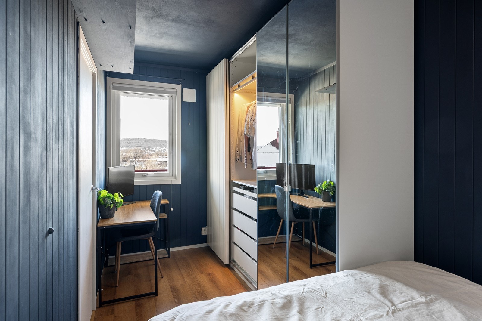Et lunt og innbydende soverom som legger til rette for ro og hvile. Galleribilde