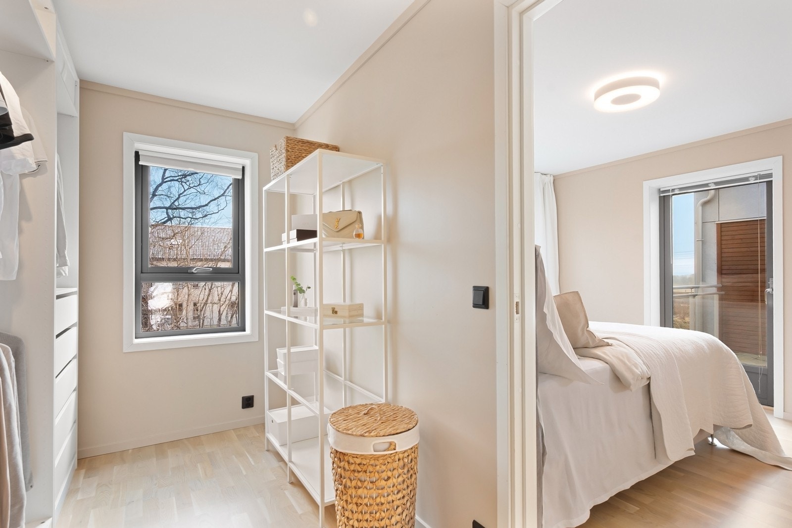 I tilknytning til hovedsoverommet finner du et praktisk omkledningsrom/walk-in garderobe med gode oppbevaringsløsninger. Galleribilde