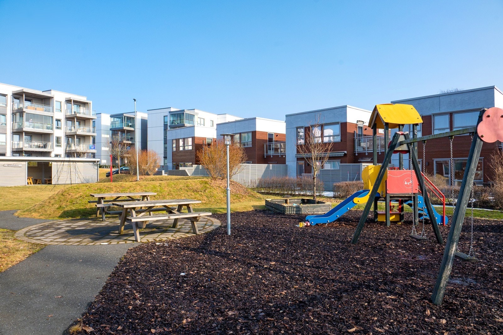 Sameiet har felles uteområder med lekeplass og sittegrupper - et hyggelig samlingspunkt for både små og store. Galleribilde