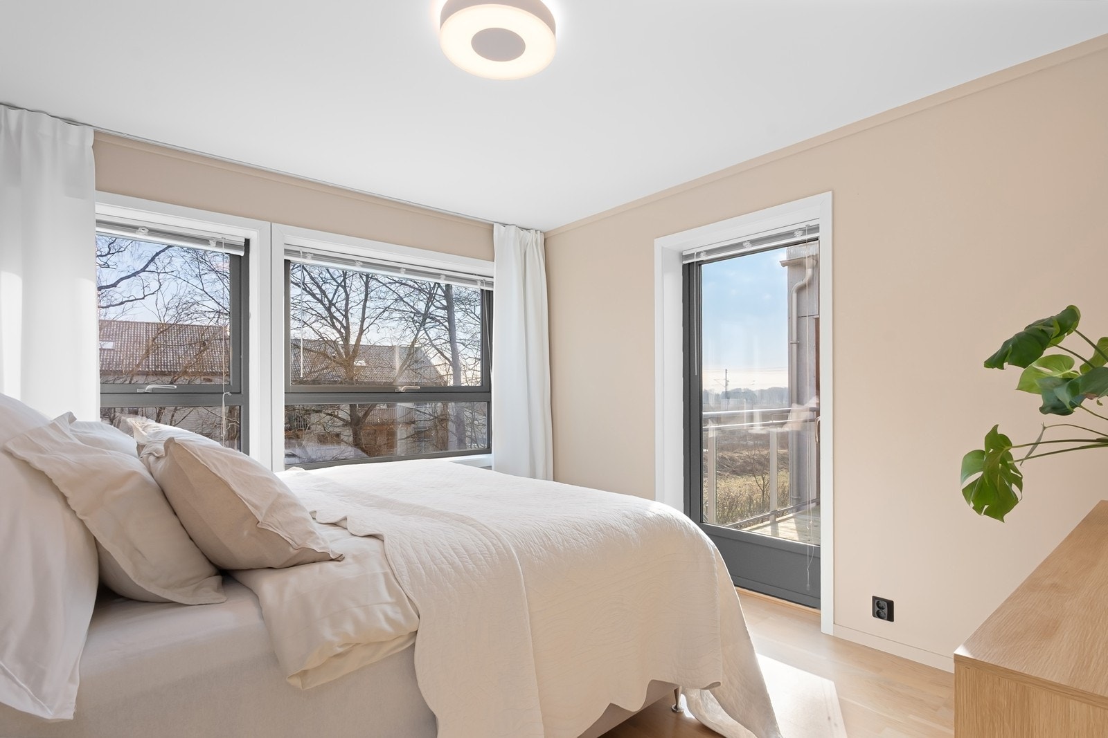 Dagens hovedsoverom er romslig og innbydende, med store vindusflater og utgang til terrassen. Rommet passer også godt som en ekstra stue. Galleribilde