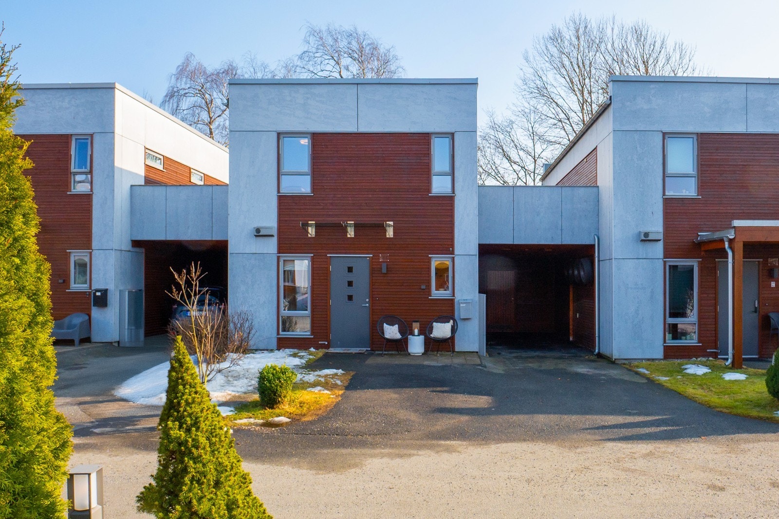 Det er enkel adkomst fra carport og asfaltert gårdsplass, med få meter til inngangspartiet. Galleribilde
