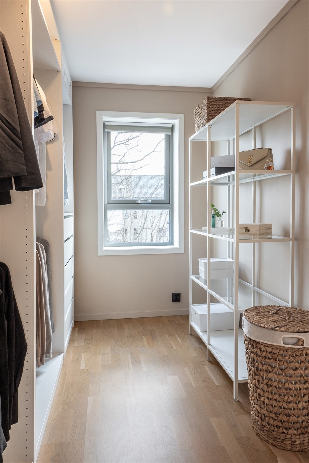 Dagens omkledningsrom er opprinnelig et soverom og kan enkelt tilbakeføres ved behov. Galleribilde