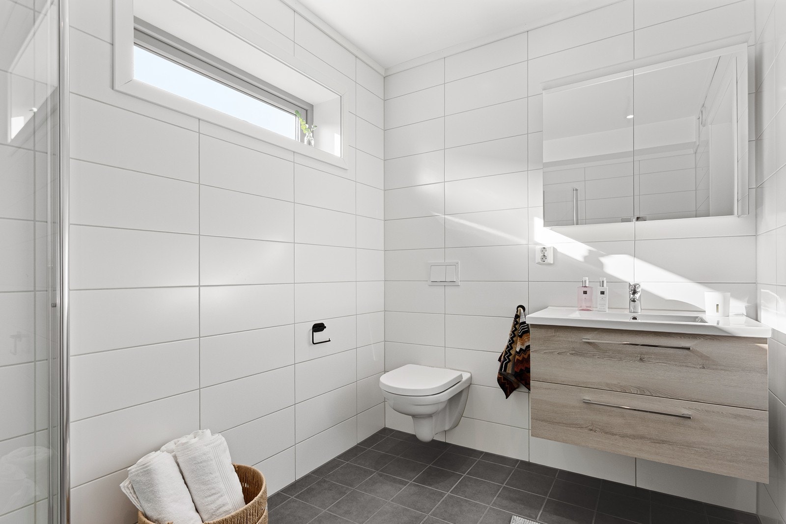 Badet er fra byggeår og ligger lett tilgjengelig fra soverommene. Galleribilde