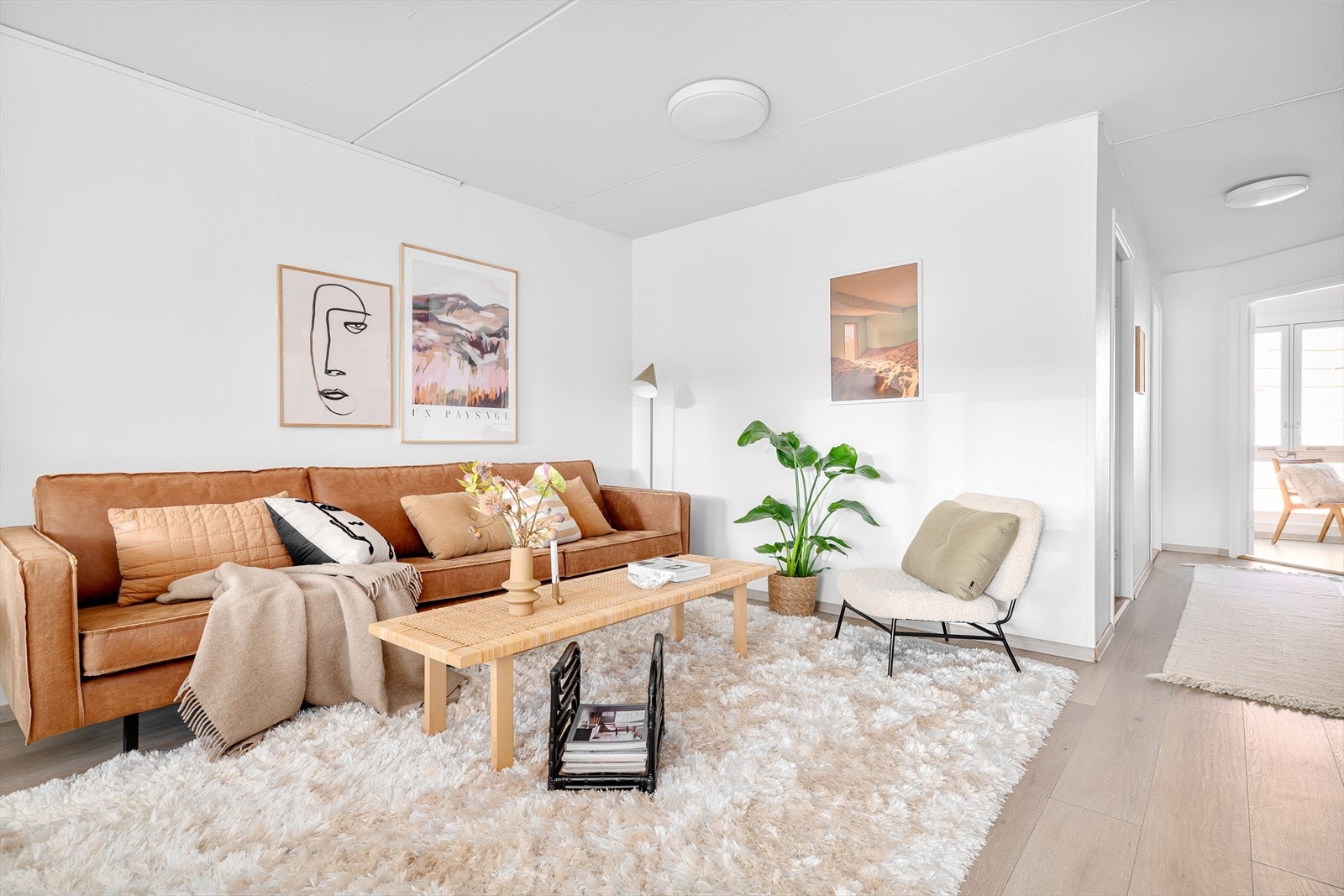 Her har du plass til stor sofagruppe, tv og spisestue. Galleribilde