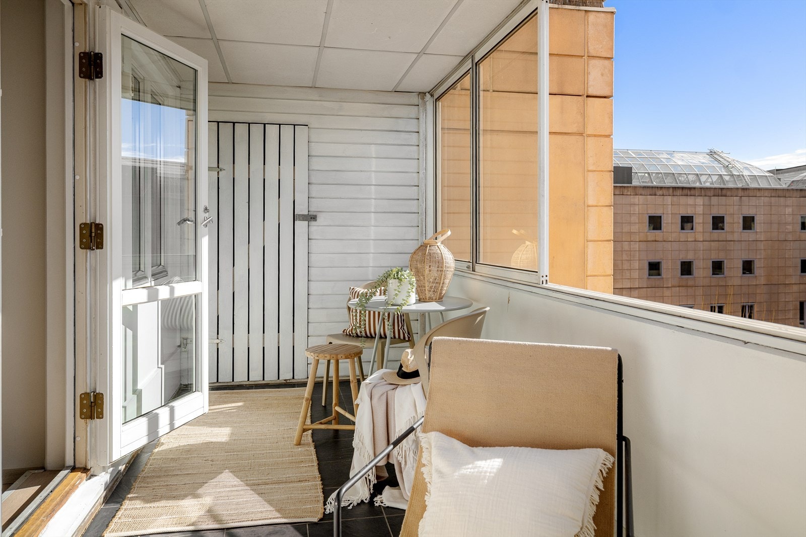 Den romslige balkongen fungerer som en forlengelse av leiligheten på sommertid. Den praktiske innglassingen gir et lunt og behagelig klima, og forlenger utesesongen litt ekstra. Galleribilde
